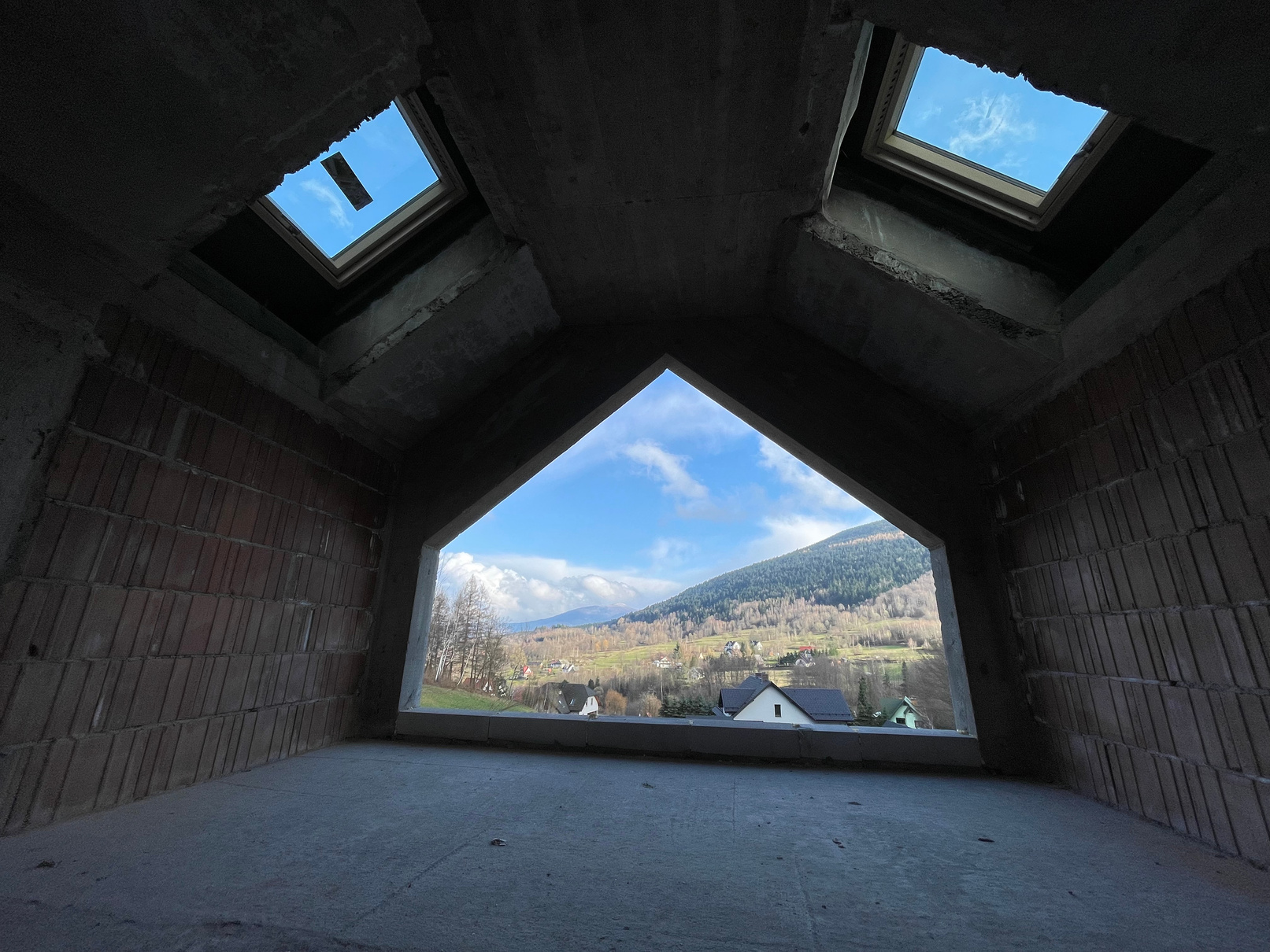 Widok z okna apartamentu na Beskid Wyspowy