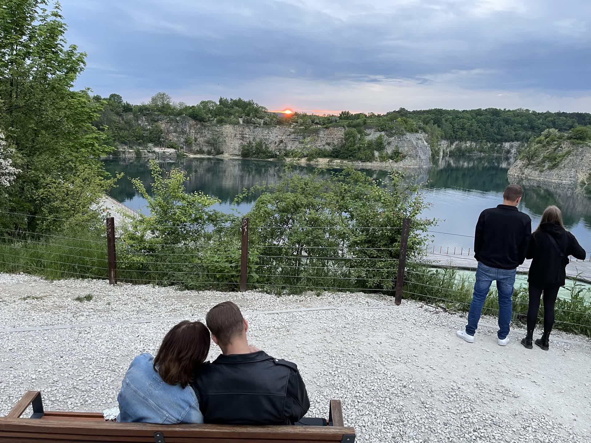 Zachód słońca nad turkusowym jeziorem Zakrzówek